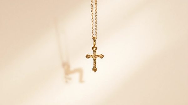 Guide des pendentifs croix en or : style et signification pour toutes les occasions