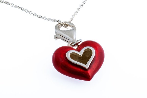 Collier d'amour : l'accessoire incontournable pour les romantiques
